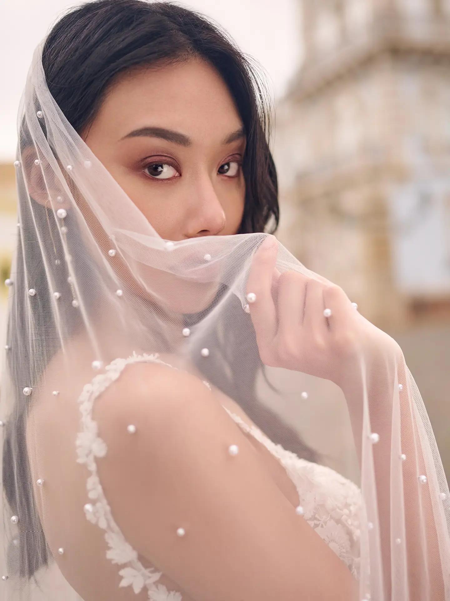 How do I match my veil to my wedding dress? Image